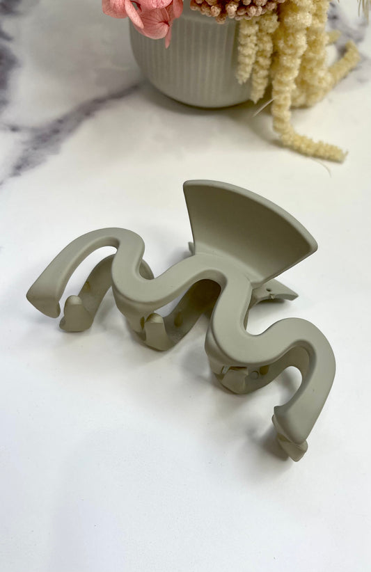 Suzie 8cm Wavy Clip Matte Khaki